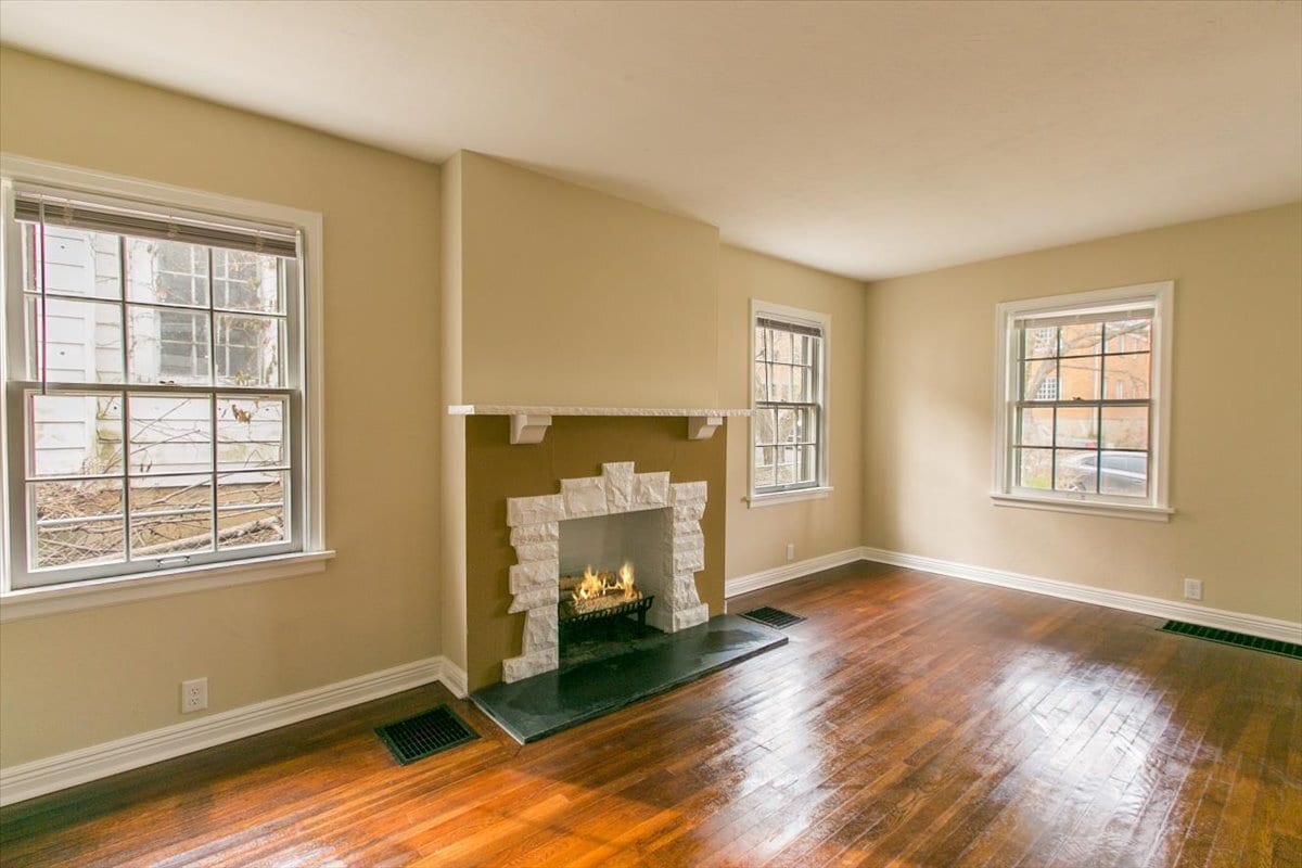 Living room - 148 Niagara Ave