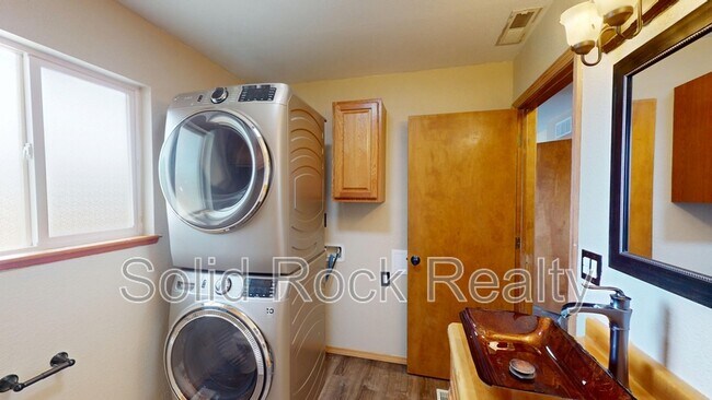 Building Photo - 4770 Beechvale Dr