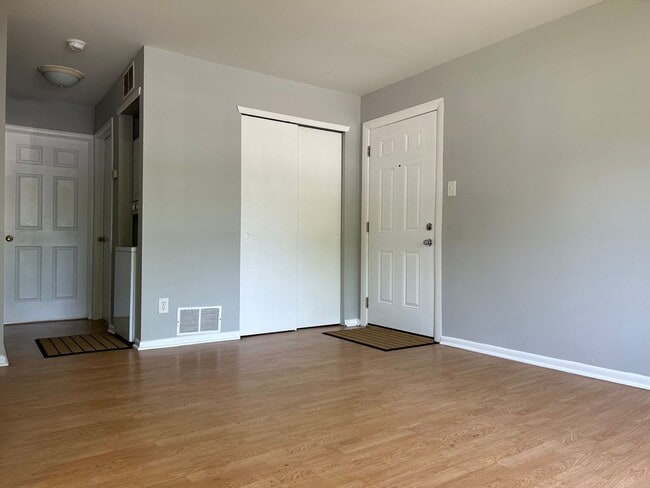 Building Photo - 2 Bedroom Condo---Ready for Move in!