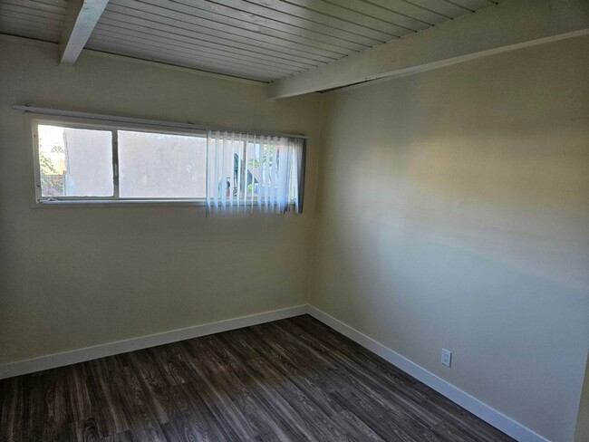 Building Photo - 2 Bedroom - 1 Bathroom with detached 1 car...