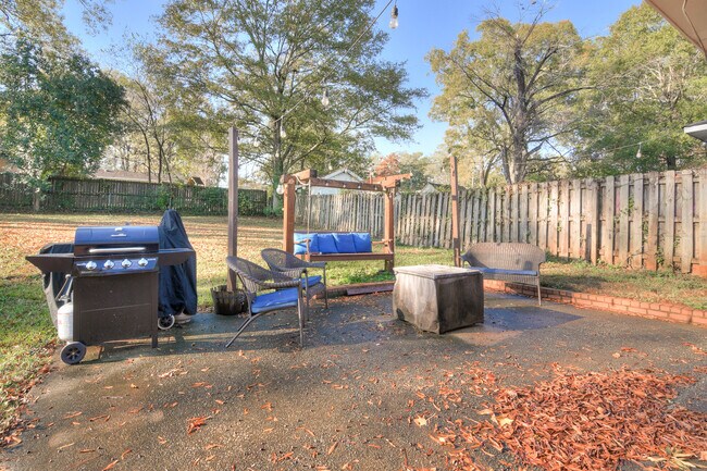 Building Photo - 2426 Brentwood Pl