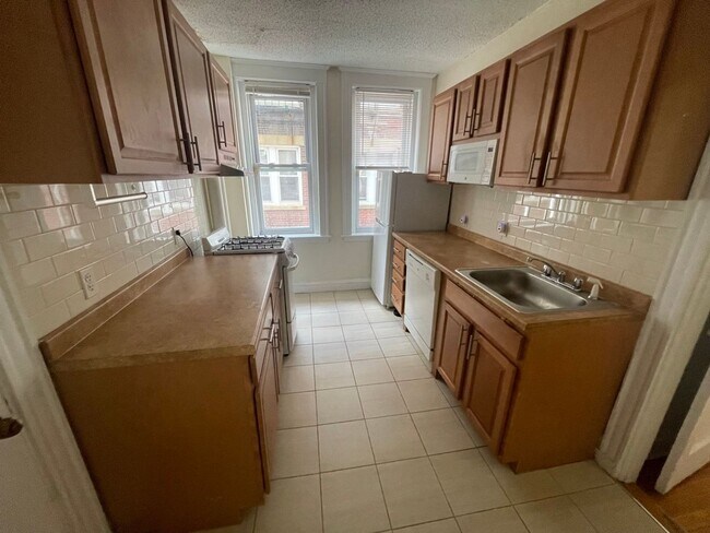 Building Photo - No Brokers Fee, One Month Rent-Free, Laundry on a Site