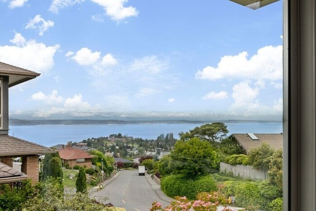 Building Photo - Gorgeous West Seattle Mid-Century Modern w...
