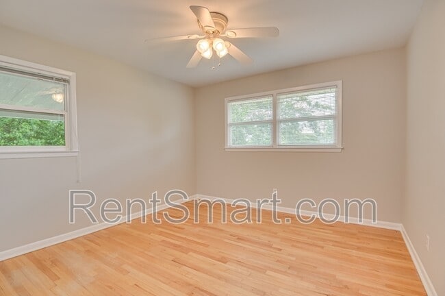 Building Photo - 202 Spring Dr
