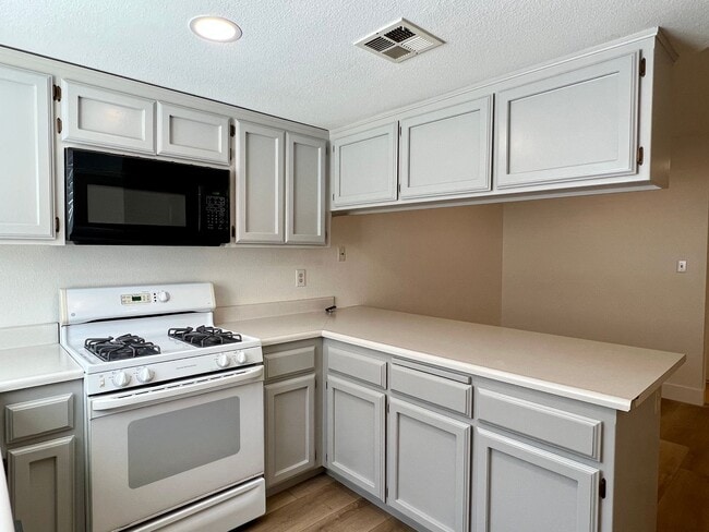 Building Photo - 817 Quail Ln
