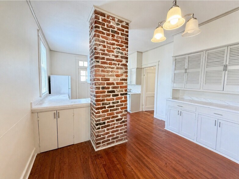 Building Photo - 2035 Joseph St