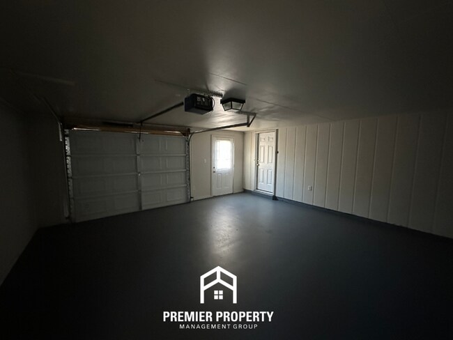 Building Photo - 6235 Shade Tree Dr