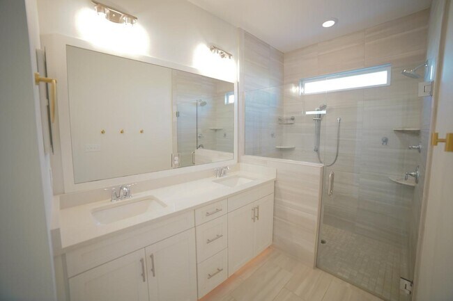 Building Photo - 219 Bienville Pl