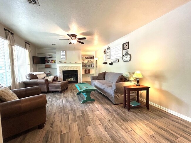 Building Photo - One level 3 bed/2 bath spacious home with ...