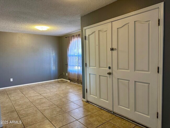 Building Photo - 2535 E Maryland Dr