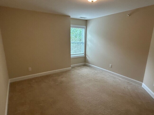 Building Photo - End Unit 3 Bed | 2.5 Bath Townhouse in Cha...