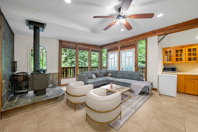 Building Photo - 975 Logan Creek Rd