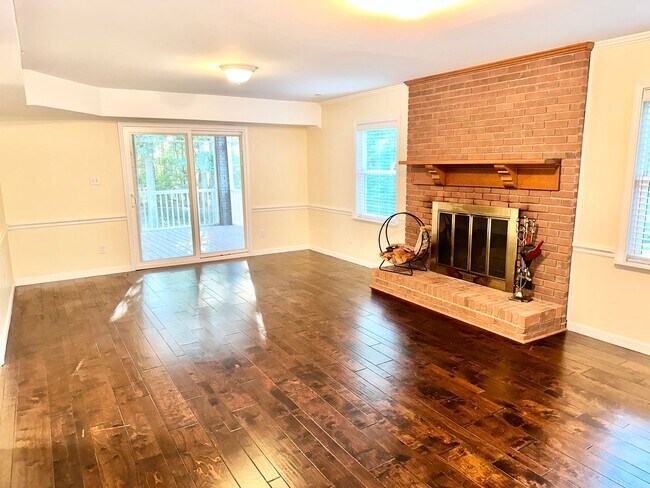 Building Photo - Magnificant 4BD, 3BA Home in Highly Sought...