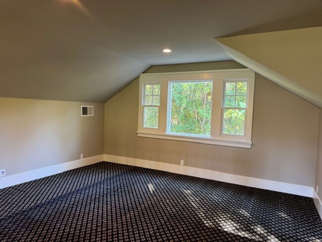 Building Photo - Gorgeous 5 bedroom, 4.5 bath, Westside Dan...