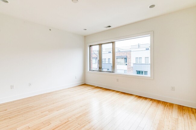 Building Photo - Northern Liberties Townhome with Parking!