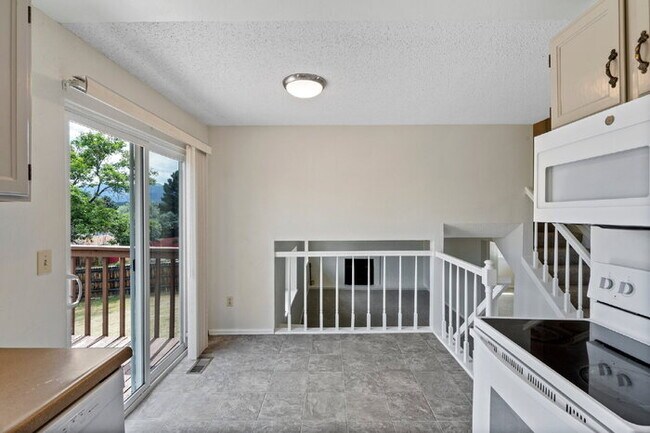 Building Photo - Stylishly Renovated 4-Bed Tri-Level in Roc...