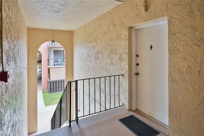 Building Photo - 10786 N Kendall Dr