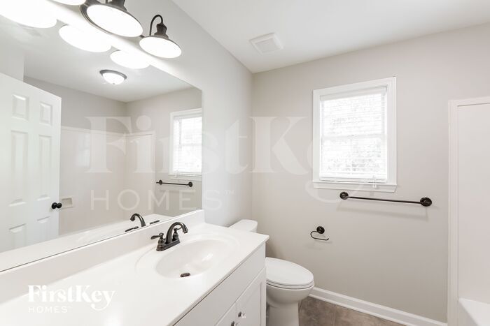 Building Photo - 3030 Weatherford Dr