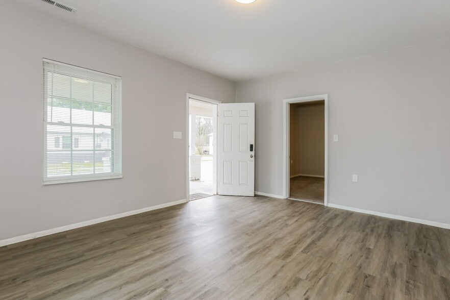 Building Photo - 524 W 35th St