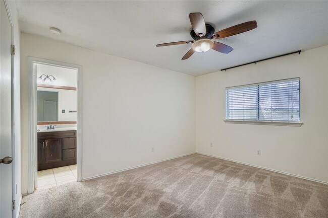 Building Photo - 9802 Briar Ridge Dr