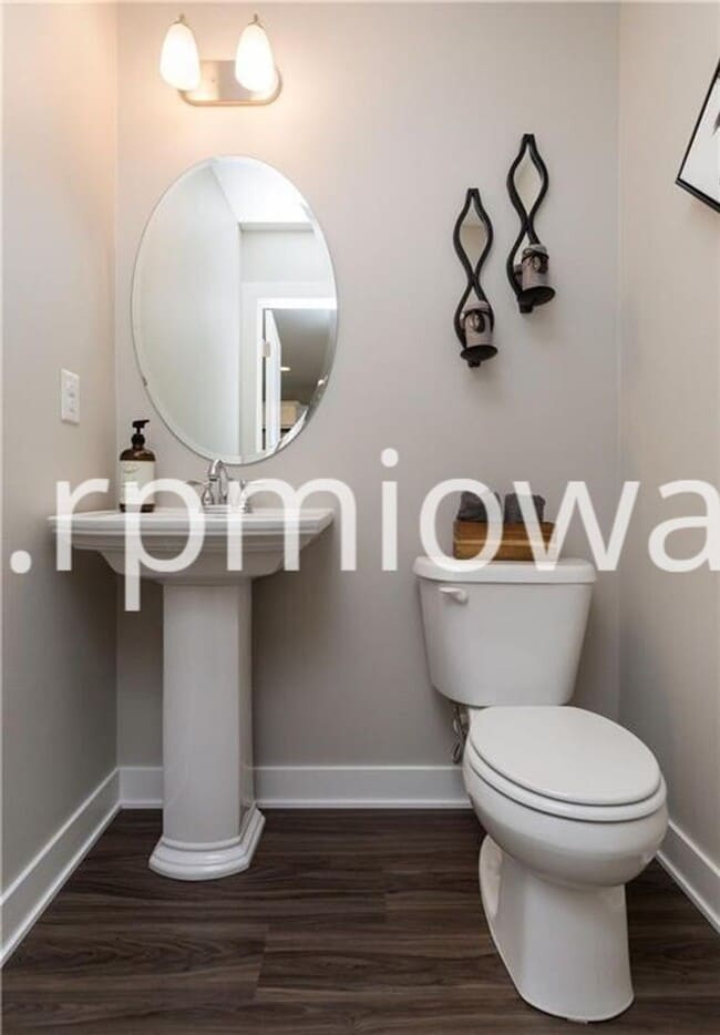 Building Photo - UPDATED!! 2 Bedroom, 2.5 Bath Townhome in Ankeny