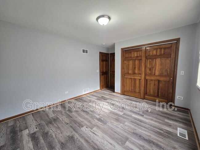 Building Photo - 307 N Rosedale Ct