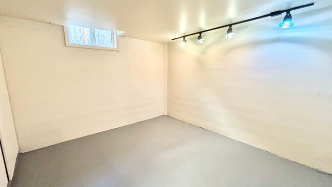 Building Photo - Charming 3BD/2BA Home with Updated Interior + Bonus Basement Space