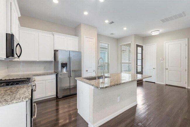Building Photo - 5021 Lehman Oaks Dr