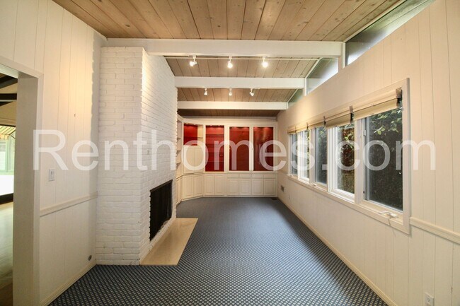 Building Photo - 2244 Plum St