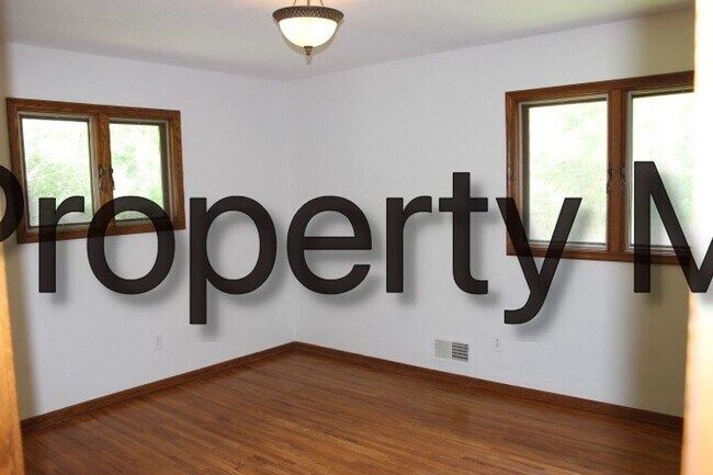 Building Photo - Edina Single Family Home, Hardwood Floors,...