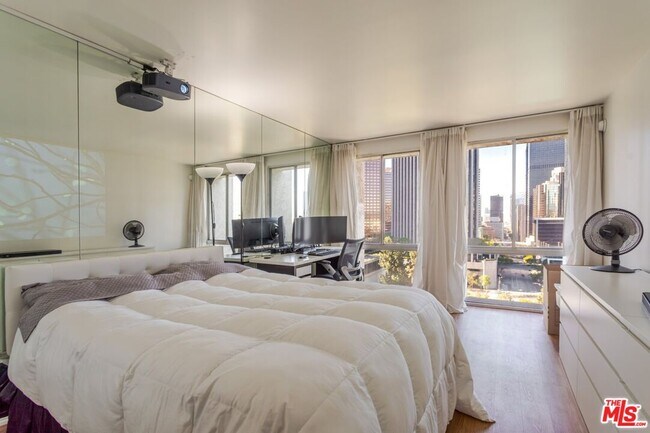 Building Photo - 800 W 1st St