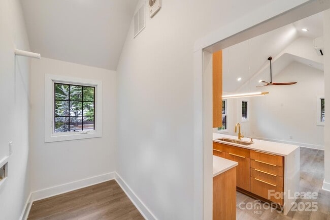 Building Photo - 465 W Worthington Ave