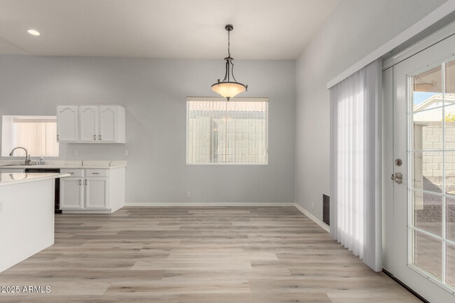 Building Photo - 1526 E Charleston Ave