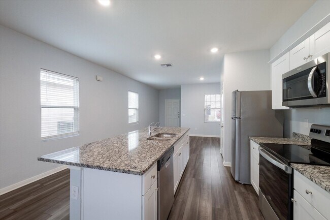 Building Photo - Ranch Style 3 Bed 2 Bath with Freshly painted and New Floors!