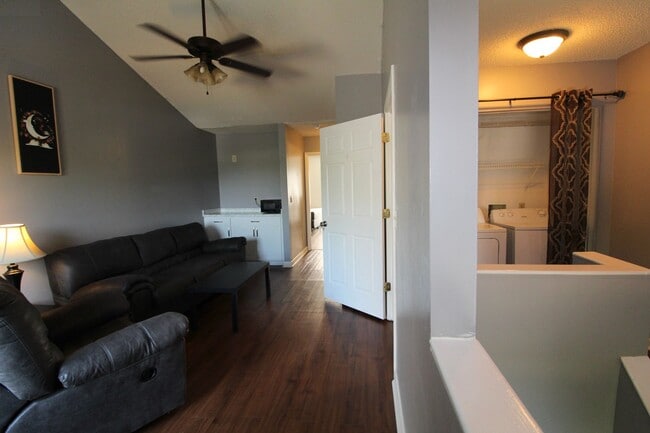 Building Photo - 1337 Bradley Dr