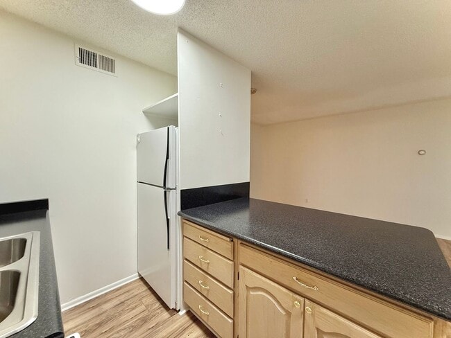 Building Photo - 1 Bedroom Apartment Available Now