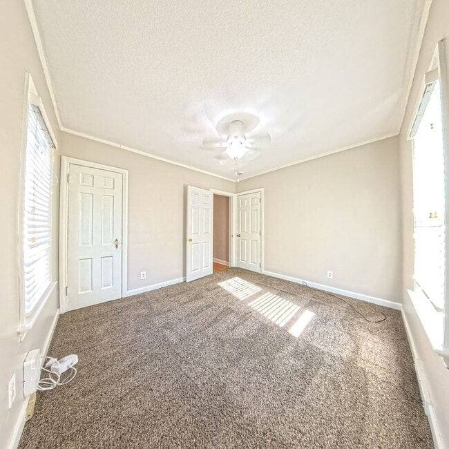 Building Photo - 3 Bedroom 3 Bathroom Home in Des Moines