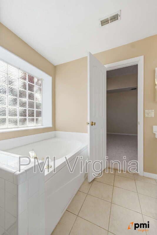 Building Photo - 1002 Nicklaus Dr