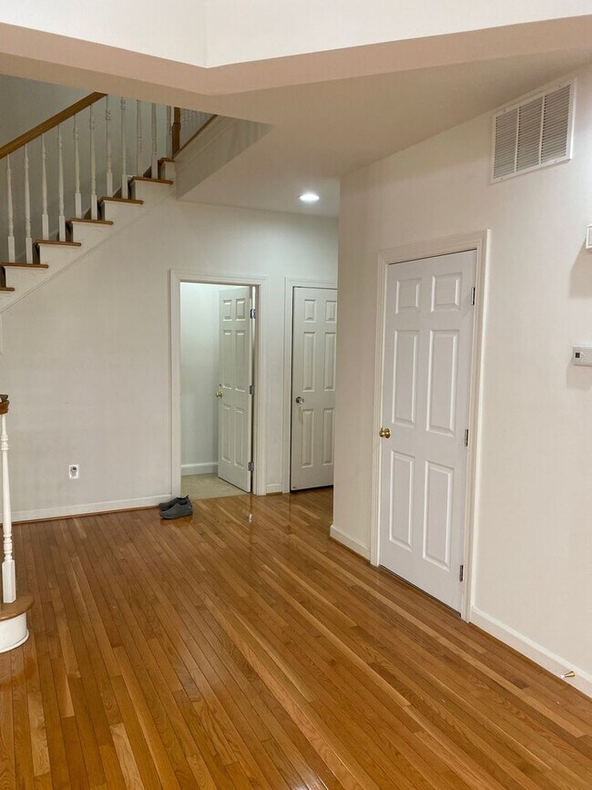 Building Photo - 3 Bedroom Townhome in Sterling, with a large complete loft on top floor