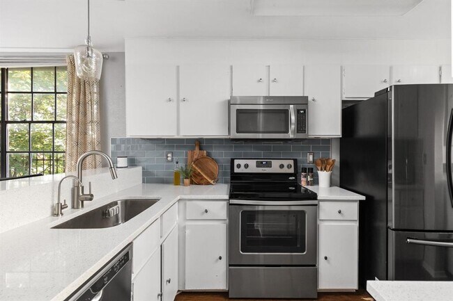 Building Photo - 7122 Wood Hollow Dr