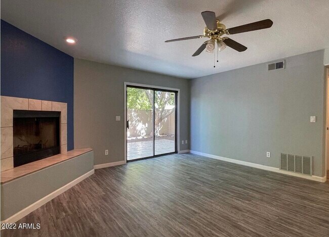 Building Photo - 1124 E Rose Ln
