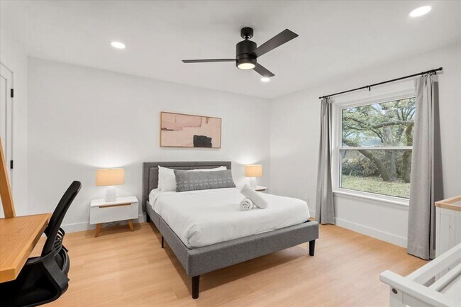 Building Photo - 9005 Balcones Club Dr