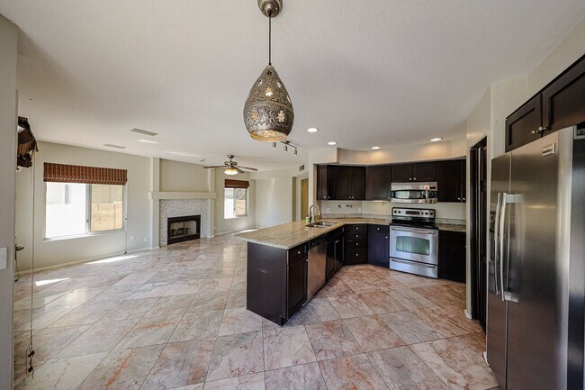 Building Photo - Stunning 3 bedroom, 2.5 bathroom Gold Cour...
