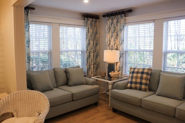 Building Photo - 4384 Daphne Ln