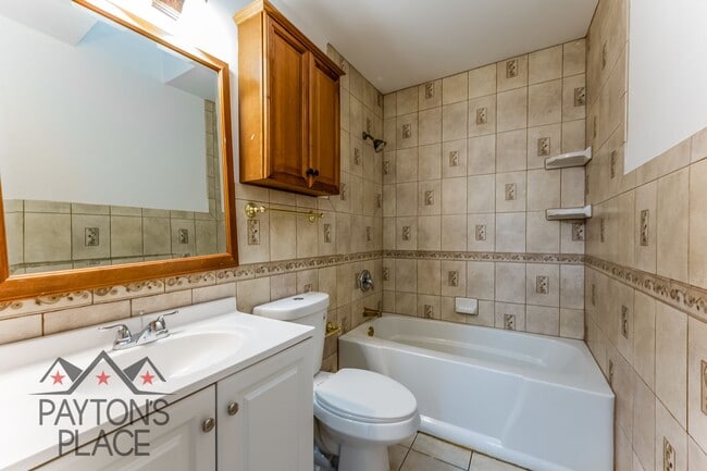 Building Photo - Spacious Oxon Hill Townhome with Parking F...