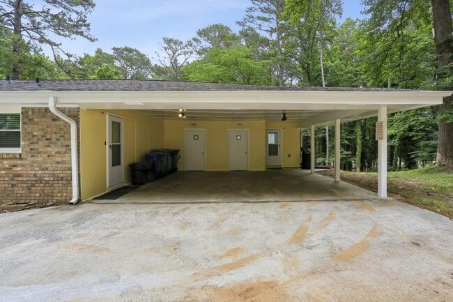 Building Photo - 2889 White Oak Dr