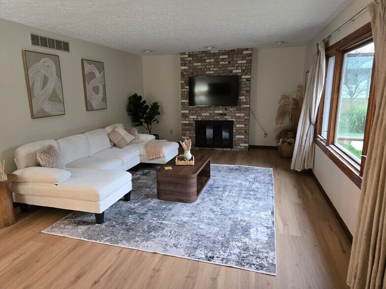 Building Photo - 1632 S Sycamore Ct