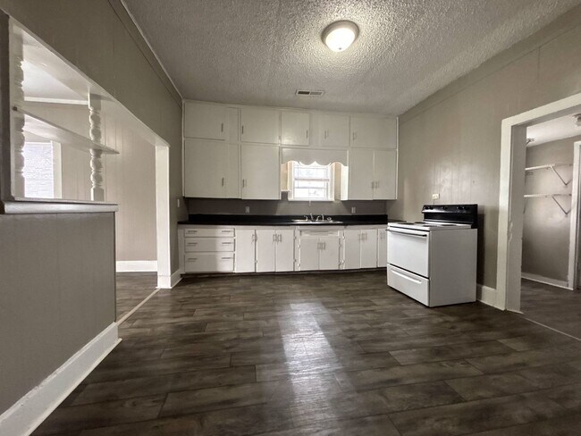 Building Photo - Affordable Elegance: 2-Bed, 1-Bath with Outdoor Oasis