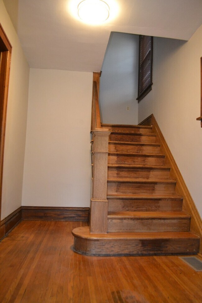 Building Photo - Historic Downtown Single Family Home for R...