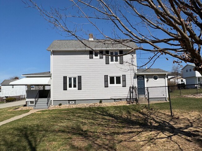 Building Photo - BEAUTIFULLY UPDATED 2 Bedroom / 1.5 Bath home in Penn Trafford School District